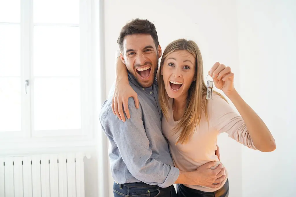 Pareja feliz con las llaves de su nuevo hogar